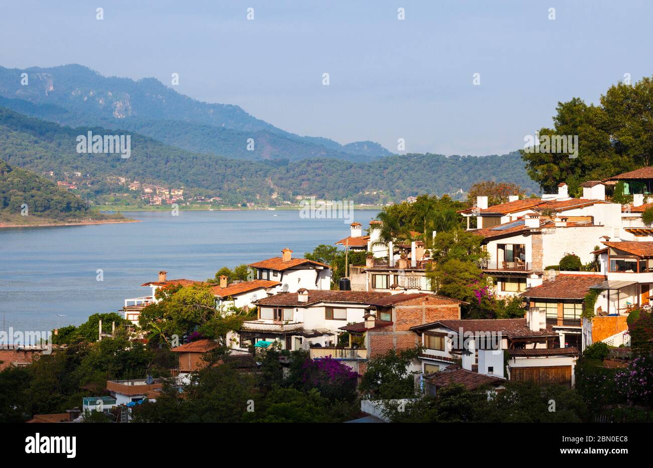 Maisons en toiture carrelée le long du lac dans la paisible Valle de Bravo dans l'État du Mexique, Mexique. Banque D'Images