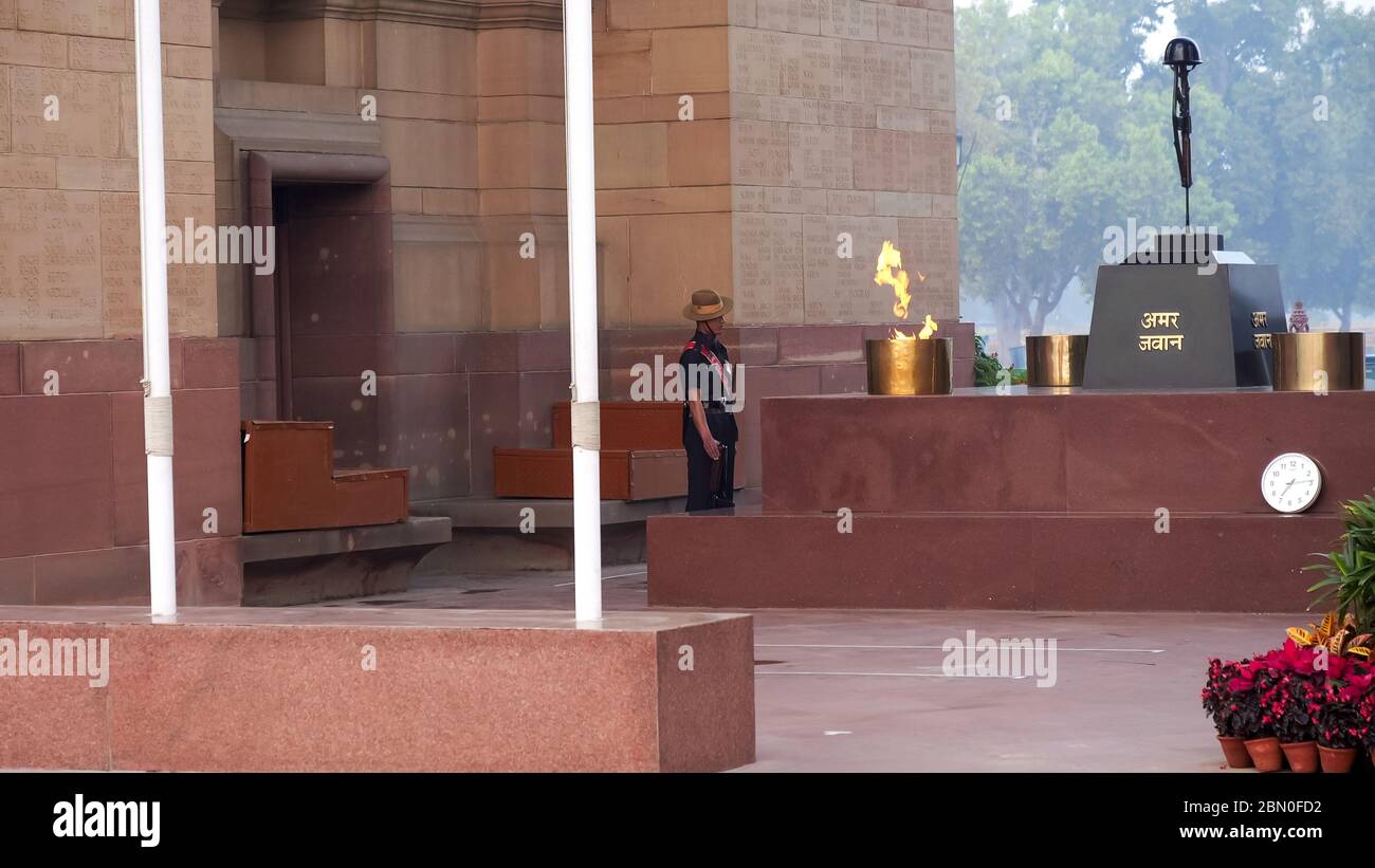 DELHI, INDE - 14 MARS 2019 : coup de soleil sur la flamme éternelle et le soldat de la porte de l'inde à New delhi Banque D'Images