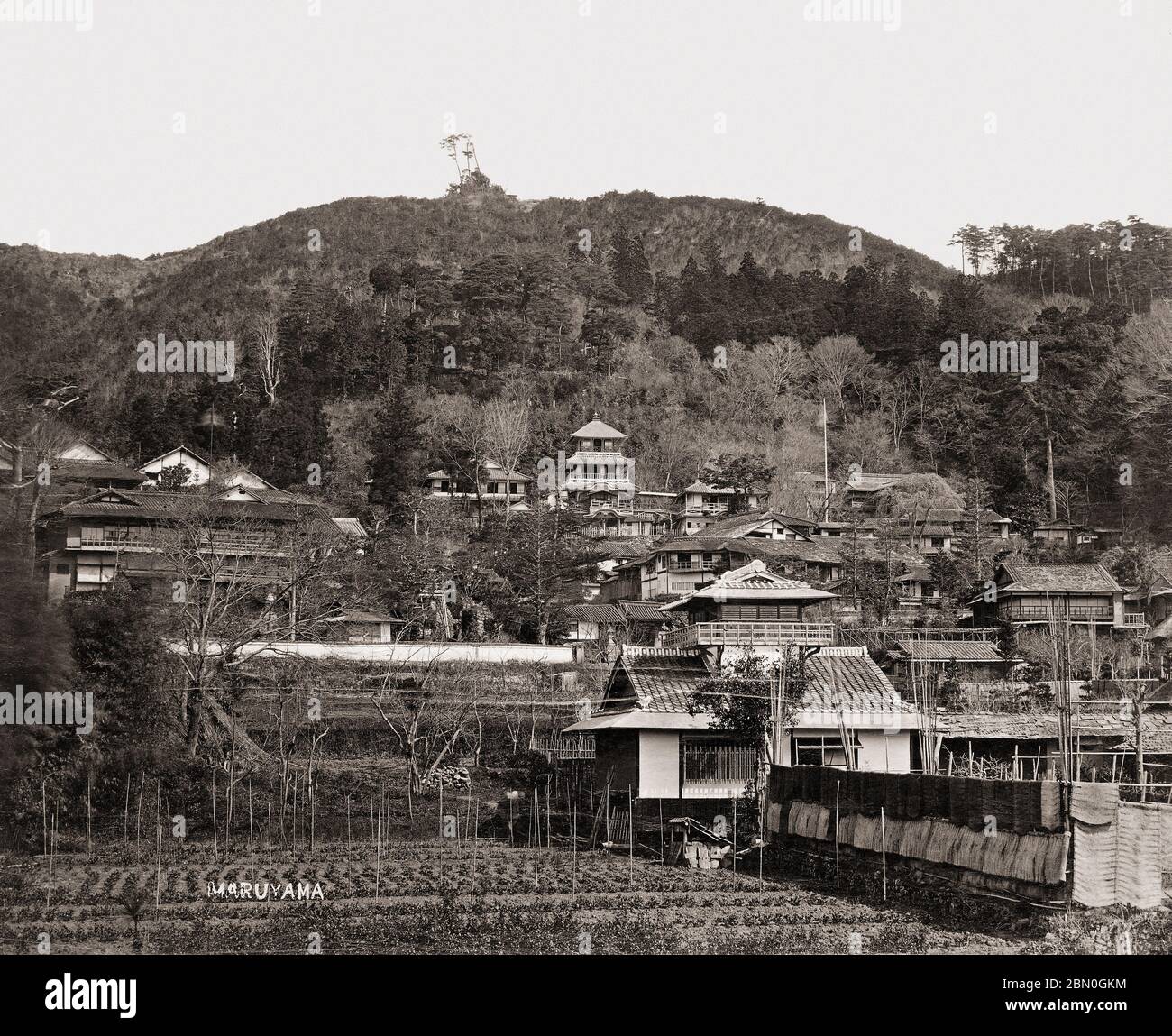 [ 1870s Japon - Hôtel Yaami, Kyoto ] — Hôtel Yaami (也阿弥ホテル) à Maruyama (円山) à Higashiyama, Kyoto, ca. 1870. En 1879 (Meiji 12) Mankichi Inoue, homme d'affaires Nagasaki (井上万吉, 1835-??) Acheté plusieurs bâtiments de temple dans le quartier Higashiyama de Kyoto et les a convertis en un hôtel, le premier hôtel de style occidental de Kyoto. Avec l’hôtel Kyoto, le Yaami était la première destination de Kyoto pour les étrangers et les Japonais. Le bâtiment a brûlé en 1906 (Meiji 39). photographie d'albumine vintage du xixe siècle. Banque D'Images