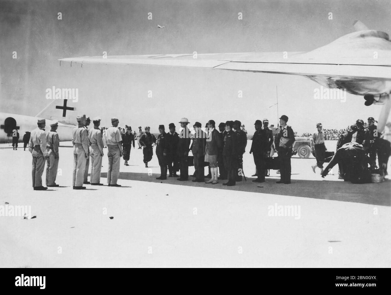 [ 1945 Japon - abandon japonais de la Seconde Guerre mondiale ] — Les émissaires japonais en route pour Manille pour rencontrer le personnel du général Douglas MacArthur afin de connaître les détails de la capitulation du Japon marquant la fin de la Seconde Guerre mondiale sont informés par les commandants américains sur l'île d'Iejima, tenue par les États-Unis, dans la préfecture d'Okinawa peu après midi, le 19 août 1945 (Showa 20). La délégation de 16 représentants militaires et civils était arrivée sur deux bombardiers japonais Mitsubishi G4M 'Betty' spécialement marqués. imprimé gélatine argent du xxe siècle. Banque D'Images