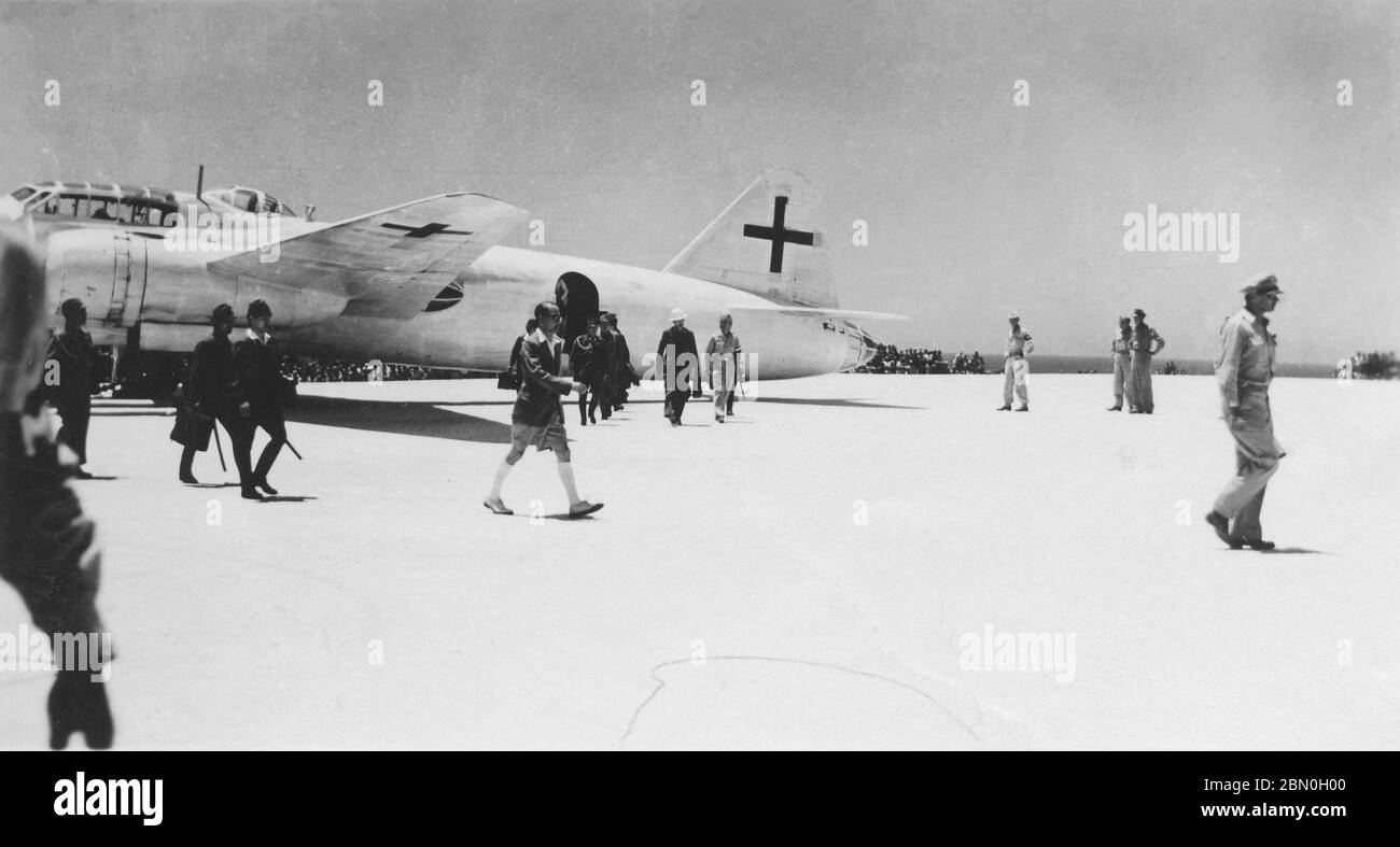 [ 1945 Japon - abandon japonais de la Seconde Guerre mondiale ] — émissaires japonais en route vers Manille pour rencontrer le personnel du général Douglas MacArthur pour travailler sur les détails de la reddition du Japon marquant la fin de la Seconde Guerre mondiale, Quittez un bombardier japonais Mitsubishi G4M « Betty » spécialement marqué sur l'île américaine d'Iejima dans la préfecture d'Okinawa peu après midi le 19 août 1945 (Showa 20). imprimé gélatine argent du xxe siècle. Banque D'Images