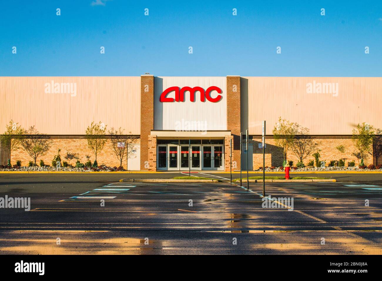 Covid-19 de 2020 force les cinémas à fermer. Photo d'un parking vide devant un cinéma AMC dans le New Jersey. Banque D'Images