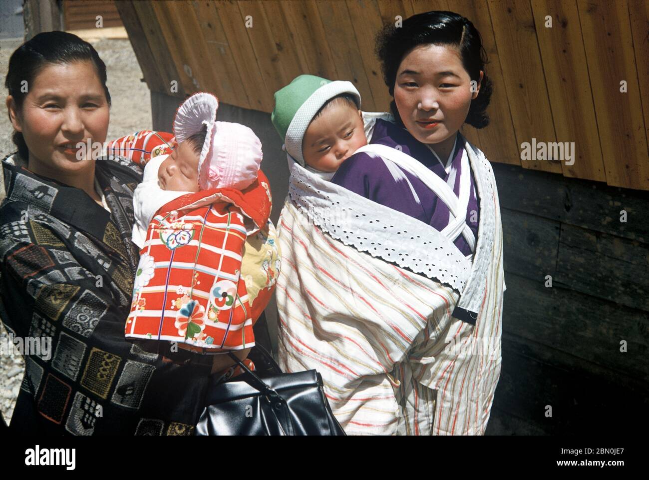 Traditional Japanese Mother With Baby Banque D Image Et Photos Alamy