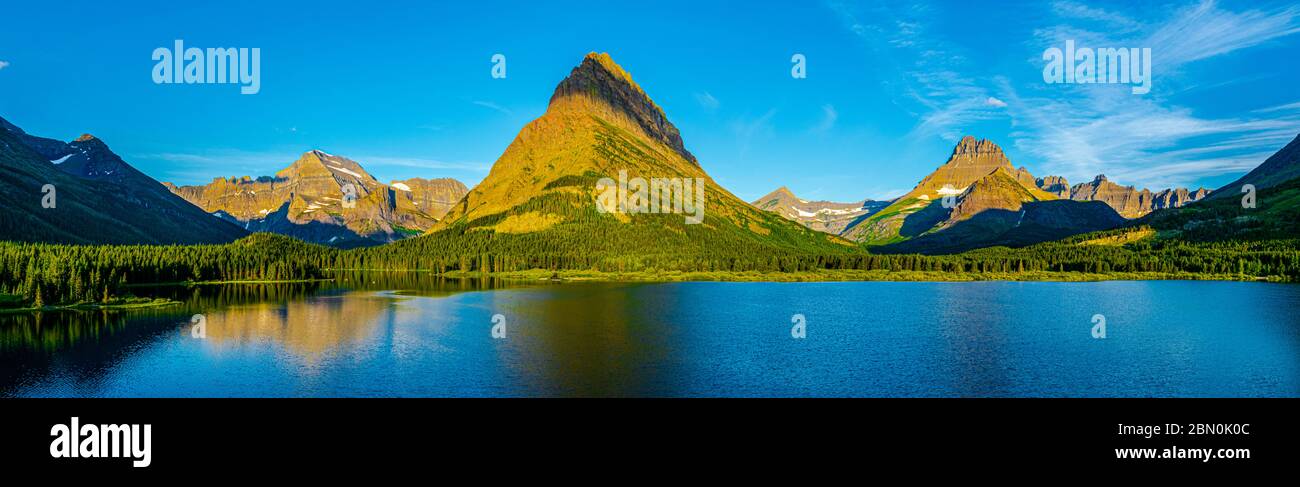4989 le lever du soleil au lac SwiftCurrent met en valeur le mont Gould, Grinnell point et le mont Wilbur - Parc national des Glaciers - Montana Banque D'Images