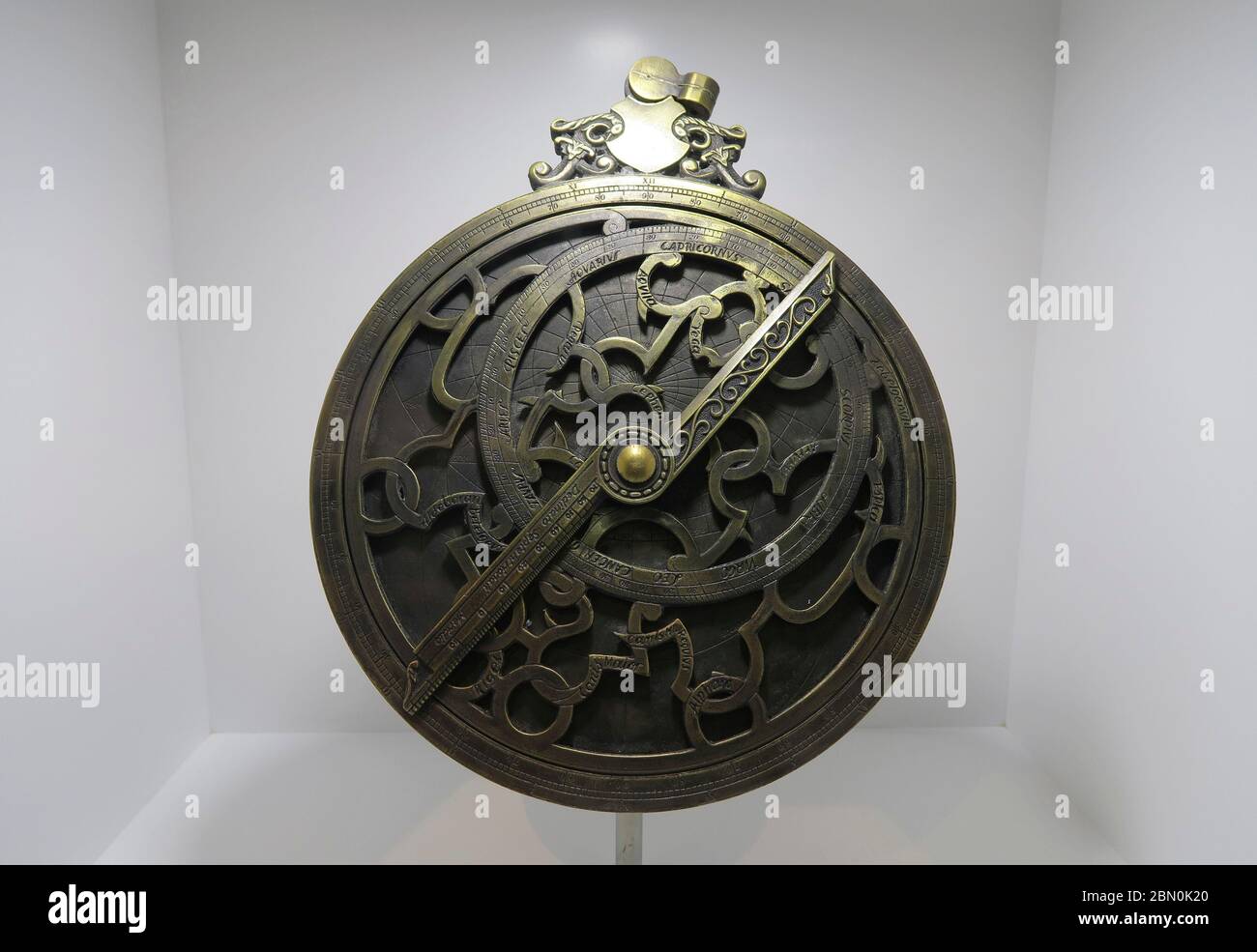 Un astrolabe de marin exposé au musée interactif World of Discoveries dédié aux navigateurs portugais de Porto, Portugal, Europe Banque D'Images