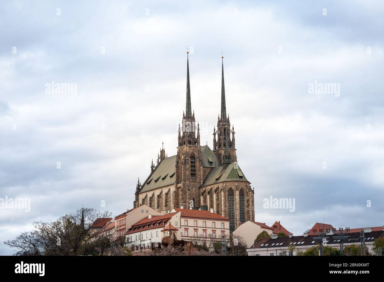 Brno Cathédrale des saints pierre et paul, vue depuis le fond de la colline de Petrov, pendant un après-midi nuageux. Aussi appelé katedrala svateho petra a pavla, Banque D'Images