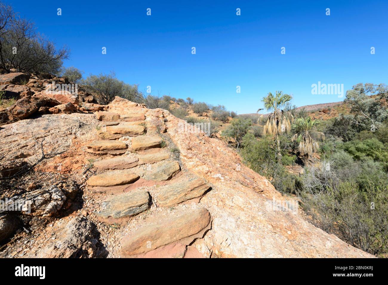 Marches en pierre sur la colline de la piste Hill Walk au jardin botanique Olive Pink, Alice Springs, territoire du Nord, territoire du Nord, territoire du Nord, Australie Banque D'Images
