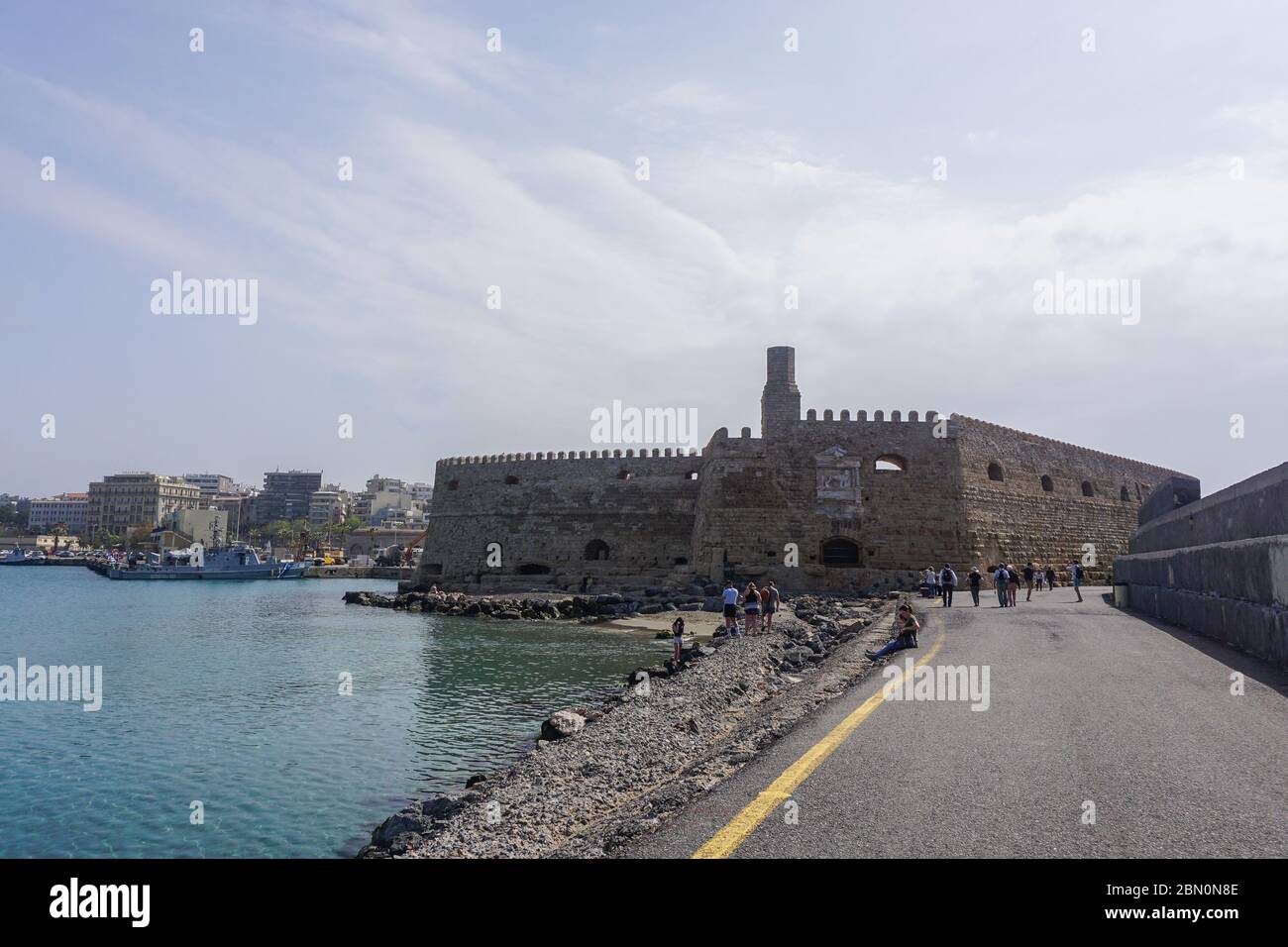 Héraklion, Crète, Grèce : les touristes explorer le Castello a Mare (Koùles) Forteresse, construite par la République de Venise au xvie siècle. Banque D'Images
