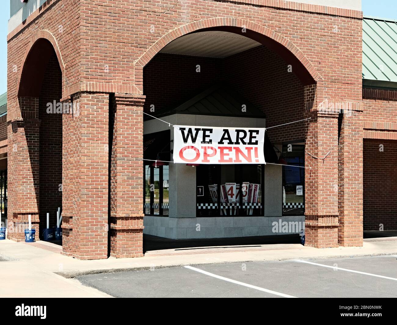 Nous sommes ouverts pour le panneau d'affaires devant un restaurant de traiteur pendant la pandémie de virus Corona Covid-19 à Montgomery Alabama, États-Unis. Banque D'Images