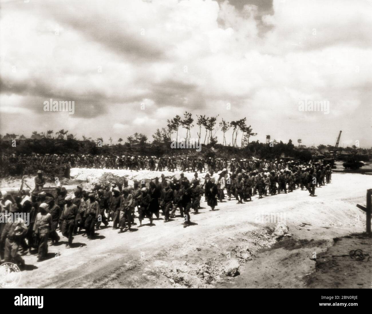 [ 1945 Japon - prisonniers de guerre japonais à Okinawa ] — prisonniers de guerre japonais à Okinawa, 1945 (Showa 20). imprimé gélatine argent du xxe siècle. Banque D'Images