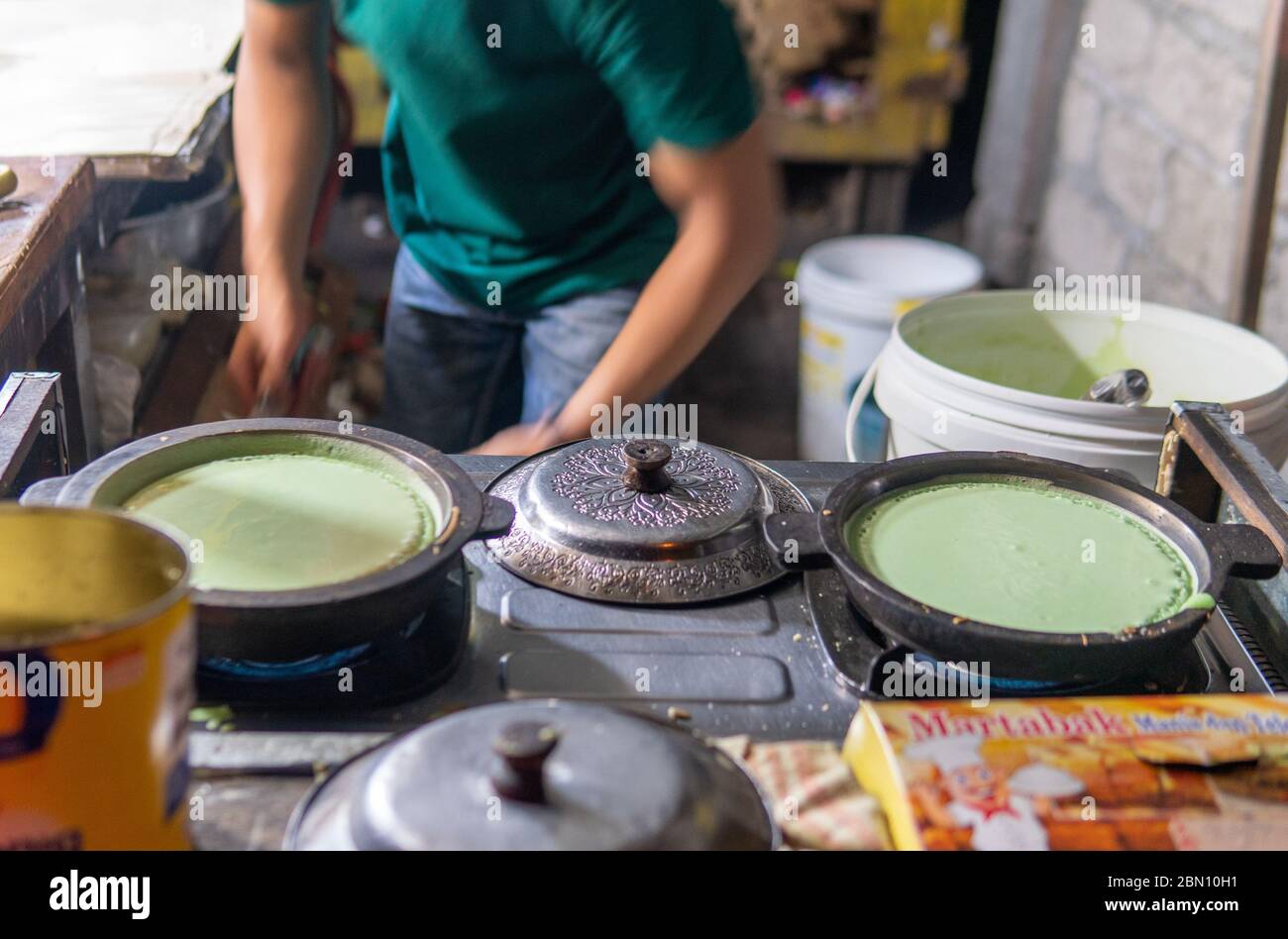 Le dessert local de Terang bulan Indonésie. Une crêpe à la paandan Banque D'Images