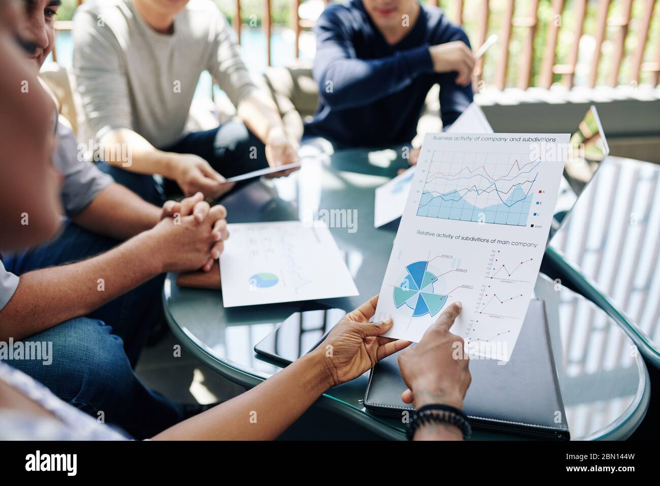 Une femme entrepreneur discute du diagramme avec l'activité commerciale de l'entreprise et des sous-divisions lors d'une réunion avec ses collègues Banque D'Images