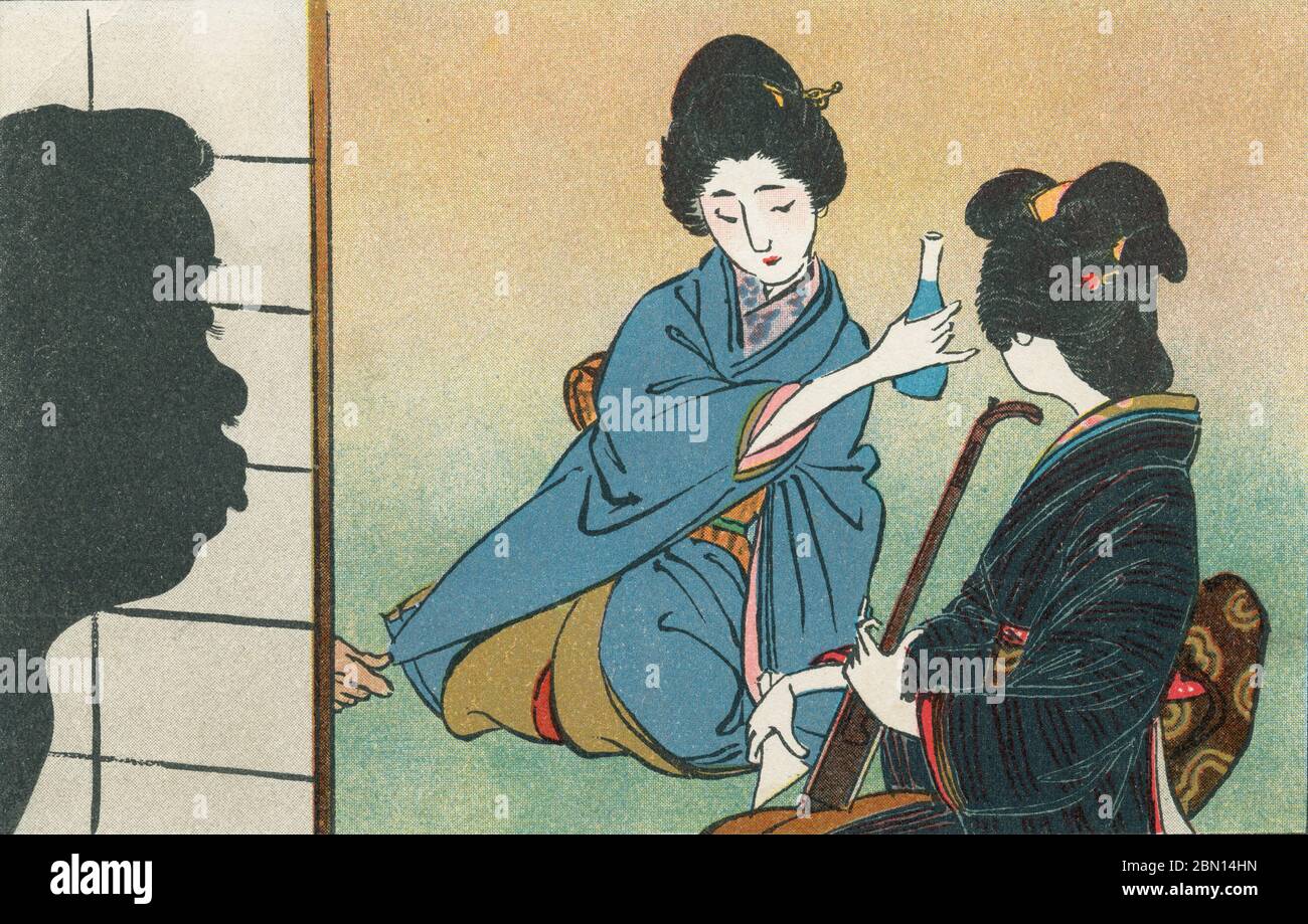 [ 1910s Japon - une japonaise qui échappe à un Kiss indésirable ] — Illustration d'une geisha jouant le shamisen et d'une femme avec une fiole de saké dont la manche est tiré. L'ombre d'un homme qui fait pousser ses lèvres pour embrasser peut être vue sur l'écran de papier. carte postale vintage du xxe siècle. Banque D'Images