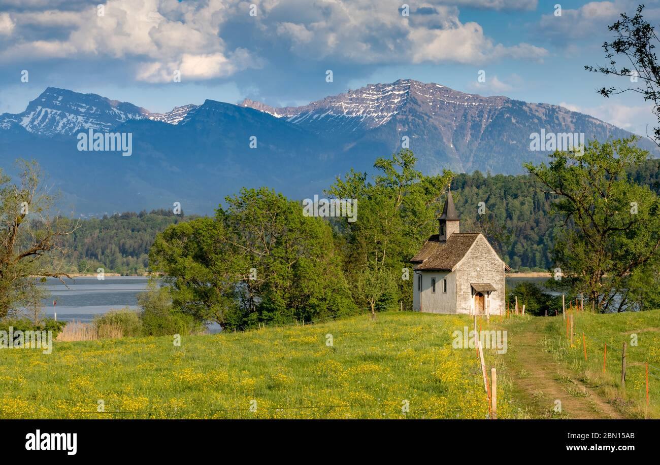 L'historique Saint Meinrad Chappel est situé dans une péninsule idyllique sur les rives du lac supérieur de Zurich, près de Bollingen, St. Gallen, Suisse Banque D'Images