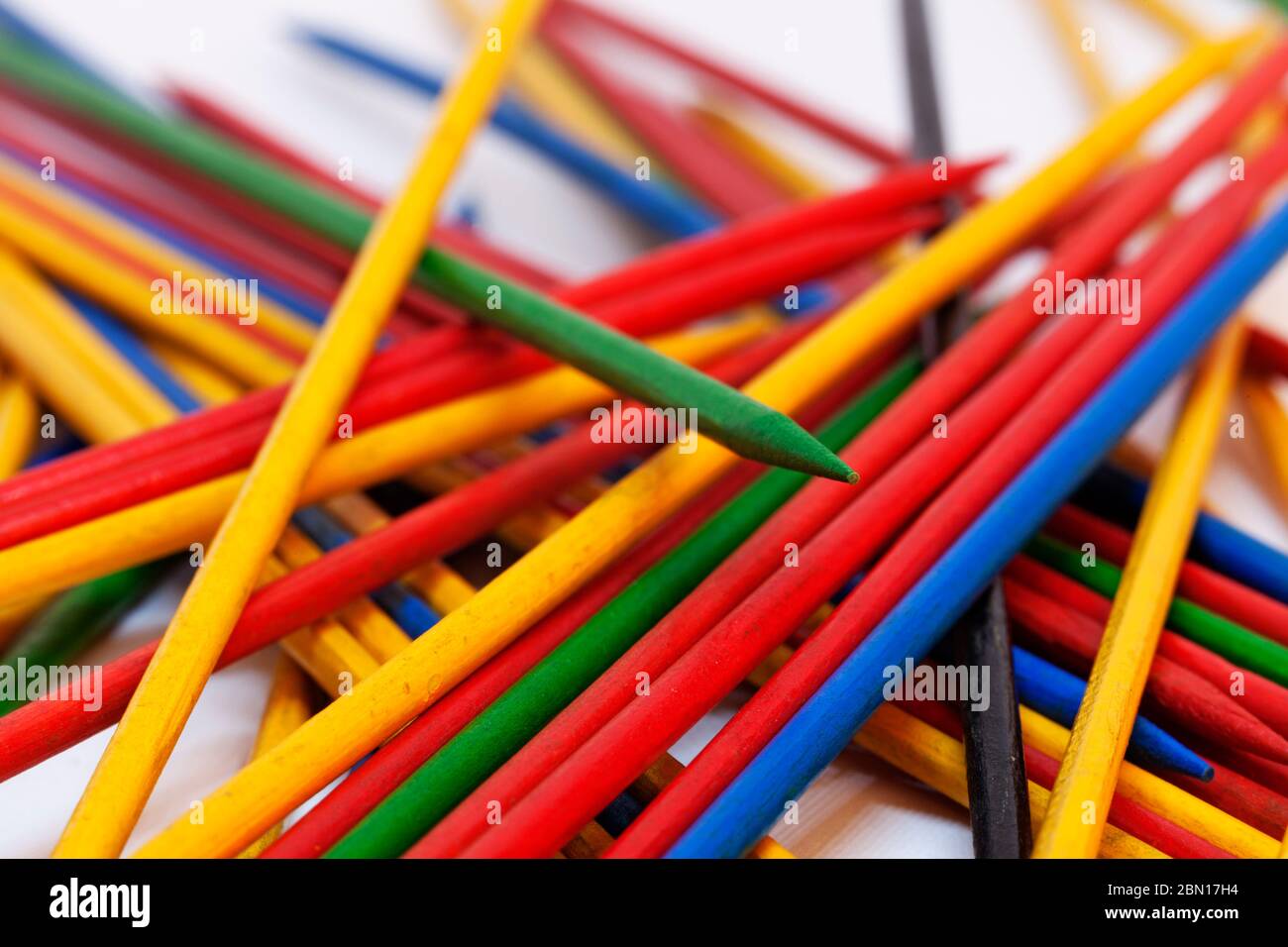Le bâton de sélection de jeu avec beaucoup de petites bâtons de bois de  couleur qui sont aléatoires Photo Stock - Alamy