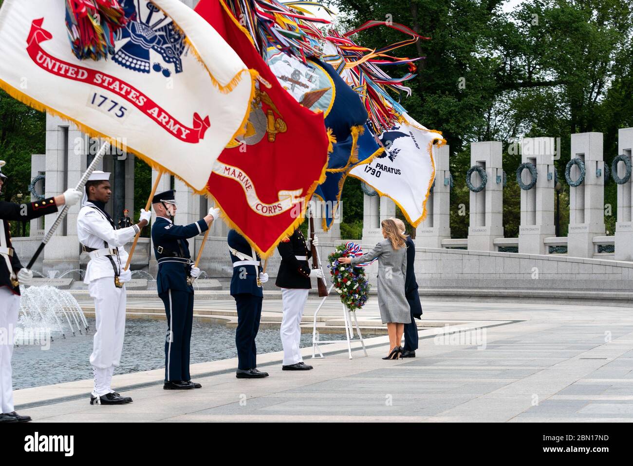 Washington, États-Unis d'Amérique. 08e mai 2020. Le président Donald J. Trump et la première dame Melania Trump participent à un moment de silence devant le mur de la liberté au monument commémoratif de la Seconde Guerre mondiale à Washington, DC le vendredi 8 mai 2020, en l'honneur du 75e anniversaire de la victoire à la Journée de l'Europe personnes : Donald J. Trump et la première dame Melania Trump Credit: Storms Media Group/Alay Live News Banque D'Images