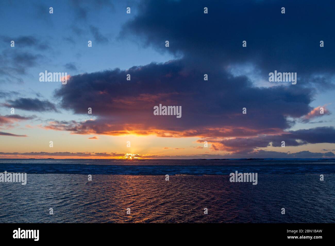 Vue sur le coucher du soleil depuis la ville de Borgarnes sur la rive de Borgarfjörður, municipalité de Borgarbyggð, Islande. Banque D'Images