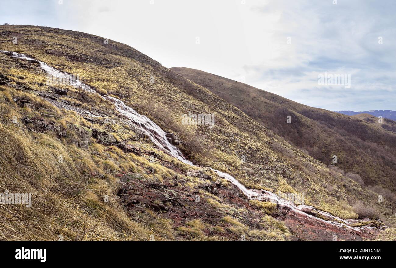 Vue panoramique de la plus grande cascade de Serbie sur la vieille montagne appelée Monk's Jump, en cascade sur les rochers rouges Banque D'Images