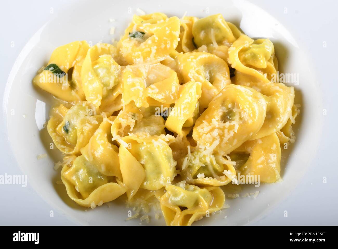 Tortellini au fromage ricotta et aux épinards, beurre, sauce à la sauge