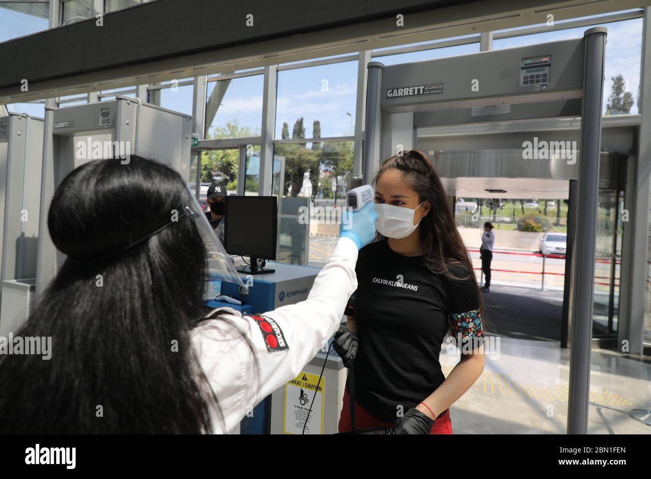 Istanbul, Turquie. 11 mai 2020. Une cliente a vérifié sa température dans un centre commercial d'Istanbul, Turquie, le 11 mai 2020. La plupart des centres commerciaux, des salons de coiffure et des salons de beauté de Turquie ont repris leurs activités lundi dans le cadre d'un assouplissement progressif des restrictions visant à freiner la pandémie COVID-19. Crédit : Osman Orsal/Xinhua/Alay Live News Banque D'Images