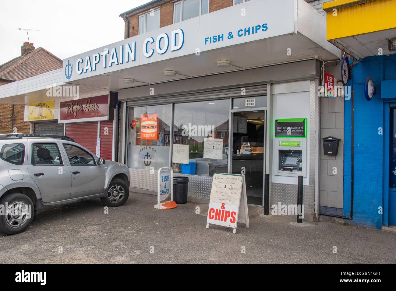 Sheffield UK – 09 2020 avril : Captain Cod Fish & Chips reste ouvert, servant 1 client à la fois pendant le confinement de Covid-19 à Richmond Park Road Banque D'Images