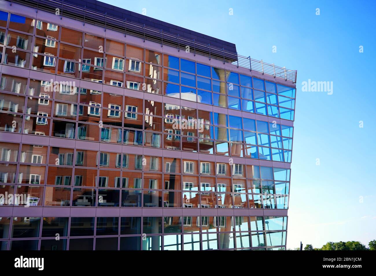 Immeuble de bureaux moderne à Media Harbour/ Medienhafen avec des bâtiments Gehry reflétant dans la façade. Medienhafen est une attraction touristique de Düsseldorf. Banque D'Images