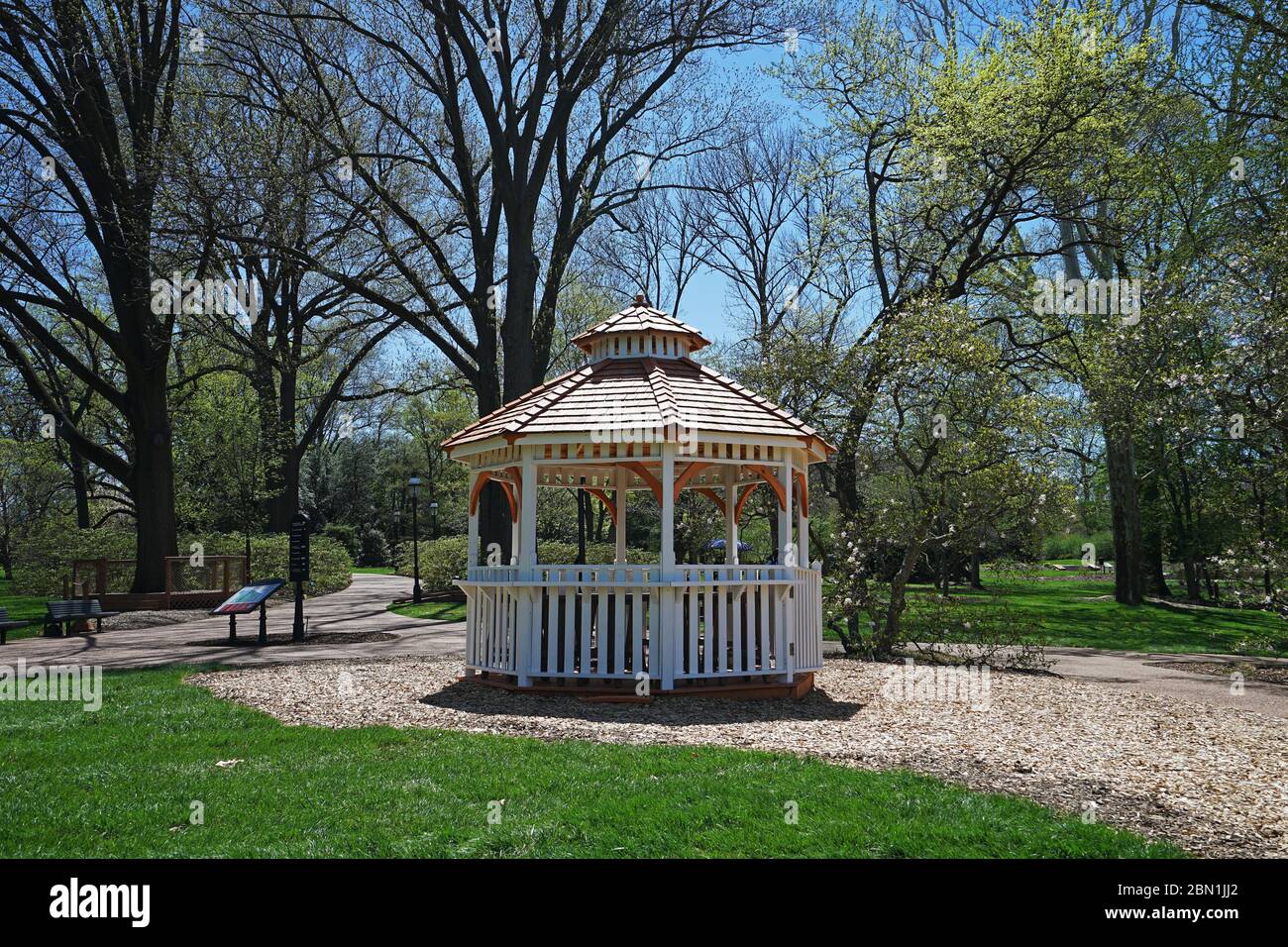 Pavillon antique en bois dans un parc verdoyant au jardin botanique du Missouri - Saint Louis, États-Unis Banque D'Images