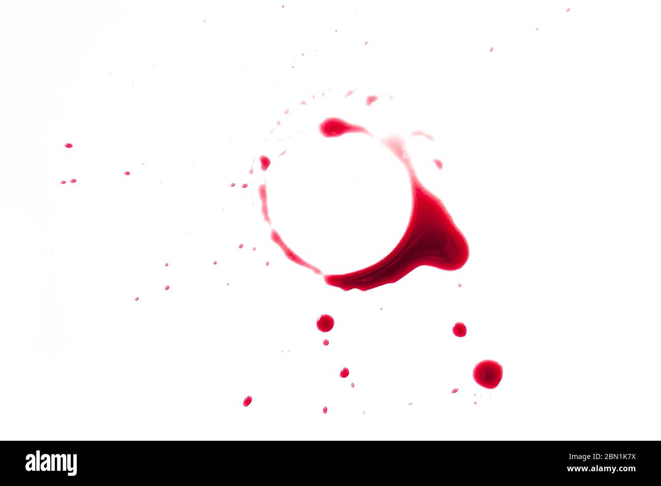 Une tache de vin rouge sur fond blanc, un modèle de design avec un emplacement pour le texte ou le logo pour une couverture de menu de restaurant ou une invitation à une dégustation de vin Banque D'Images