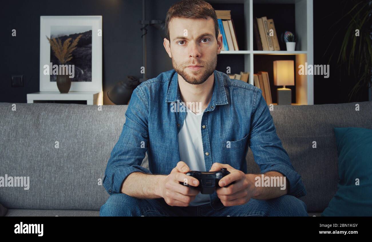 Man playing video games Banque D'Images