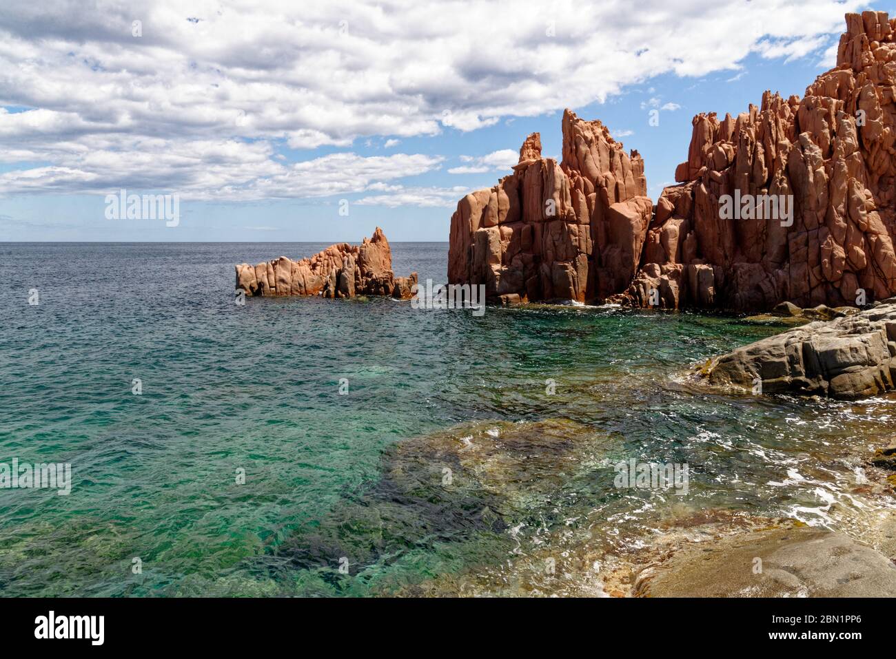 Plage de Rocce Rosse, rochers porphyres rouges d'Arbatax, Tortoli, province d'Ogliastra, Sardaigne, Italie, Europe - 18 mai 2019 Banque D'Images