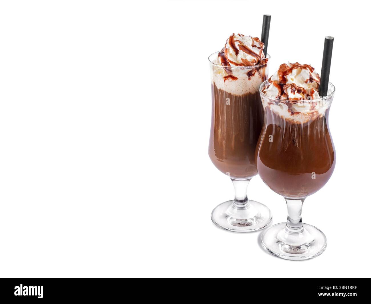 Café glacé recouvert de crème fouettée isolée sur fond blanc Banque D'Images Café glacé recouvert de crème fouettée isolée sur fond blanc Banque D'Images