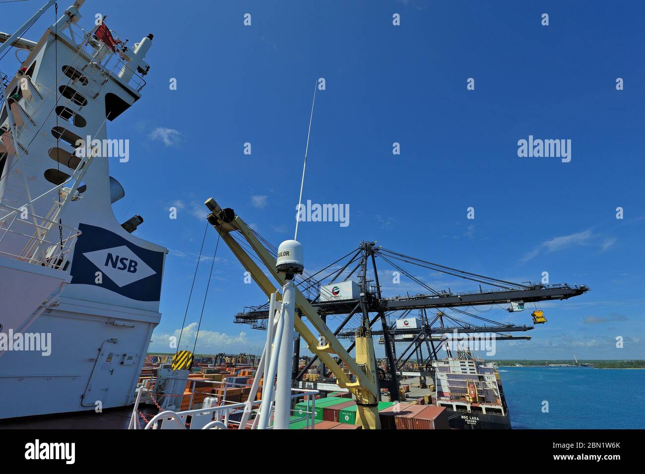 port de caucedo, république dominicaine - 2013.10.16: les conteneurs chargent et déchargent au terminal de caucedo dp world ( ports de dubaï ) Banque D'Images