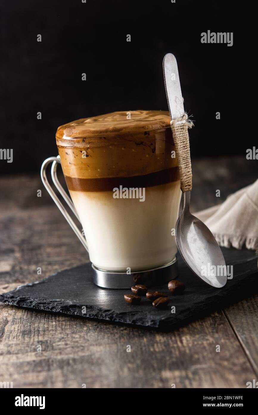 Café de la Dalgona crémeux glacé sur une table en bois Banque D'Images
