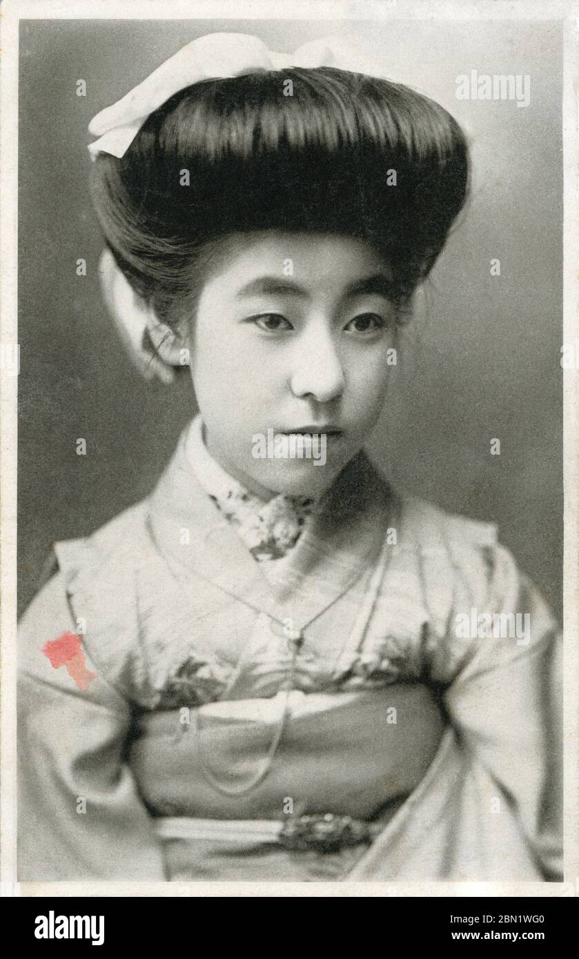 [ 1910s Japon - Portrait de la Geisha Eiryu ] — la célèbre geisha Eiryu (栄龍). Née à Nagoya en 1896 (Meiji 29) sous le nom de Rino Ito (伊藤りの), elle a débuté comme Kiku Minasu (菊三升) le jour du nouvel an en 1910, alors qu’elle avait 14 ans. Eiryu était un modèle populaire travaillant pour les grands magasins, elle a également été présentée dans des livres et d'innombrables cartes postales. Elle a disparu des projecteurs après avoir contracté la typhoïde. carte postale vintage du xxe siècle. Banque D'Images