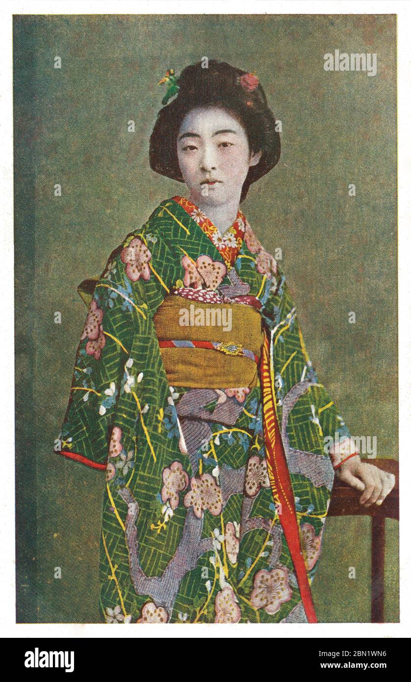 [ 1910s Japon - Portrait d'une Geisha ] — jeunes geisha dans un kimono. carte postale vintage du xxe siècle. Banque D'Images