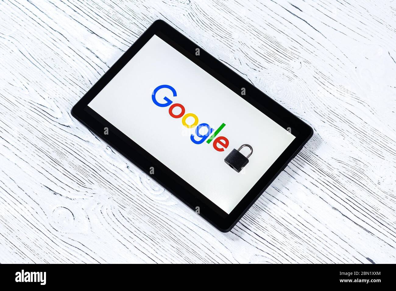 KALUGA, FÉDÉRATION DE RUSSIE - MAI 5 : tablette noire sur une table en bois blanc avec un système de recherche "google" logo sur l'écran et verrou. Le conc Banque D'Images