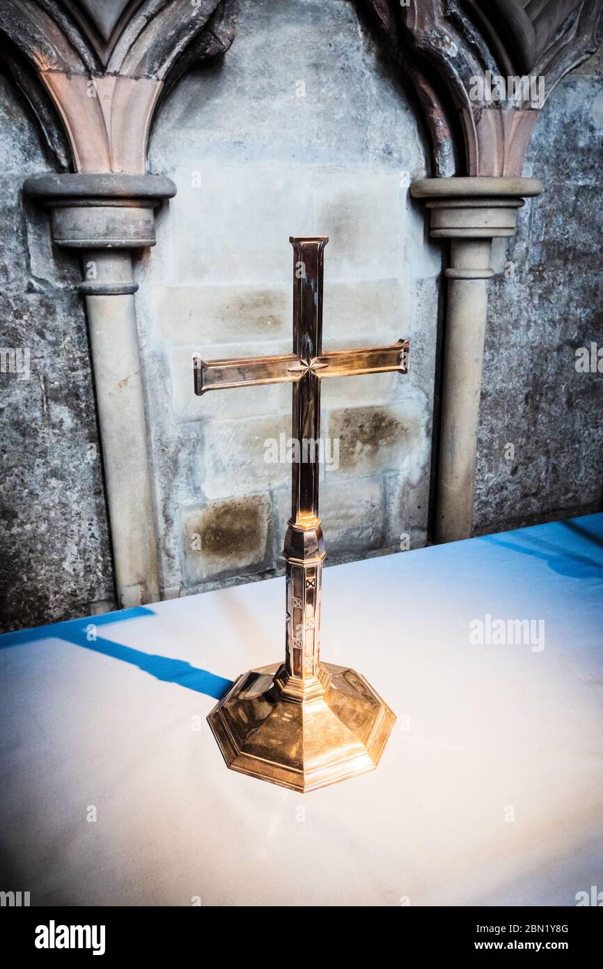 Grande croix de laiton sur un autel à Hexham Abbey, Hexham, Northumberland, Royaume-Uni Banque D'Images