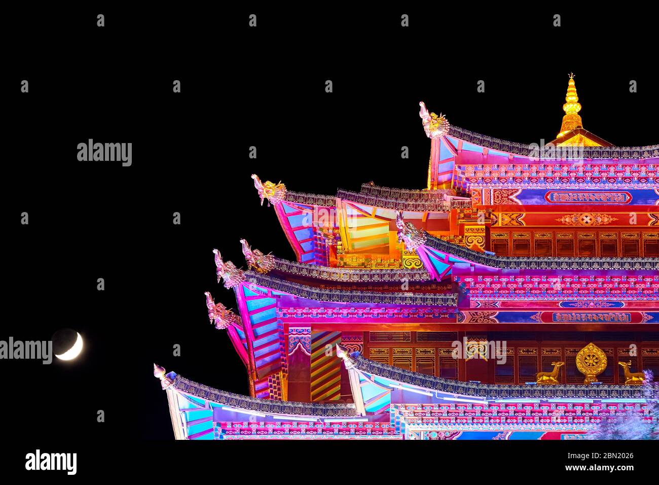 Temple Guishan illuminé du bouddhisme tibétain la nuit, Shangri la, Chine. Banque D'Images