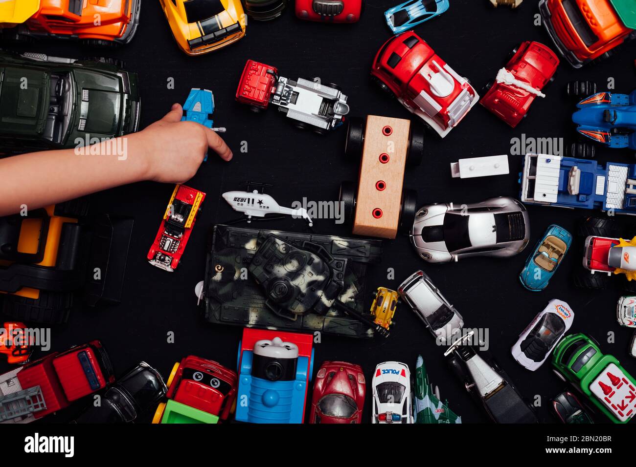 Voitures Pour Enfants Jouets Pour Developper Des Jeux Pour Bebe Sur Fond Noir Photo Stock Alamy