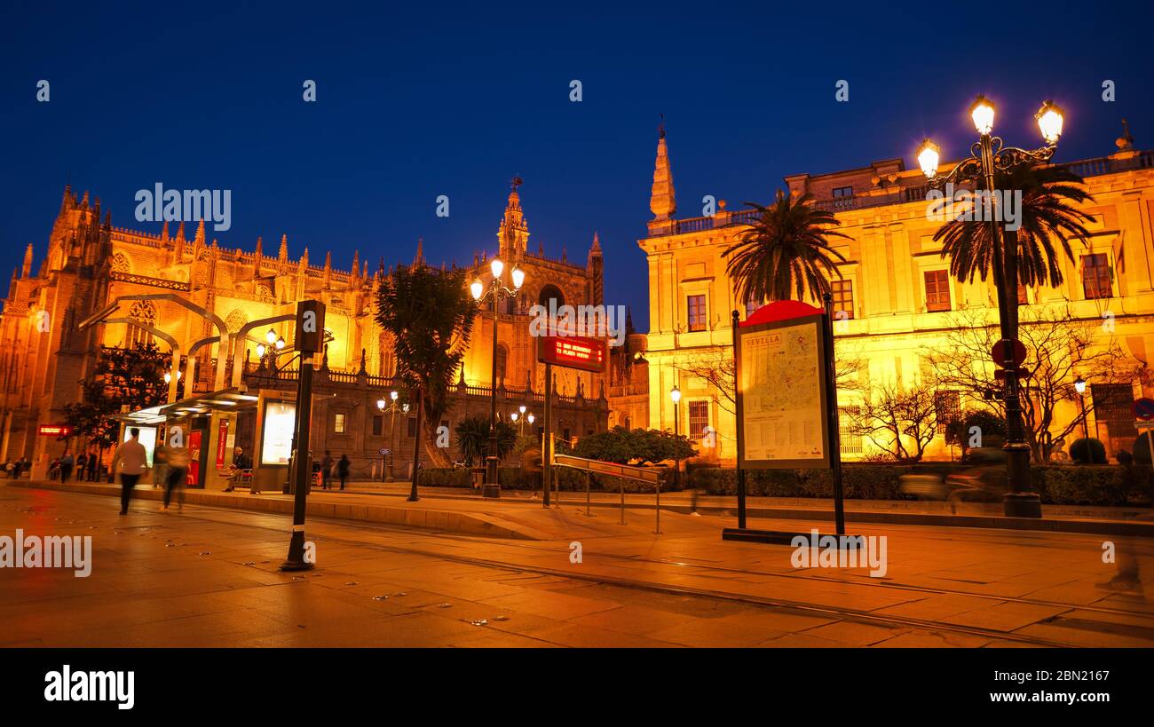 Séville, Espagne - 18 février 2020 - la cathédrale gothique de Séville et les Archives générales des Indes, site classé au patrimoine mondial de l'UNESCO à l'heure bleue, en S. Banque D'Images
