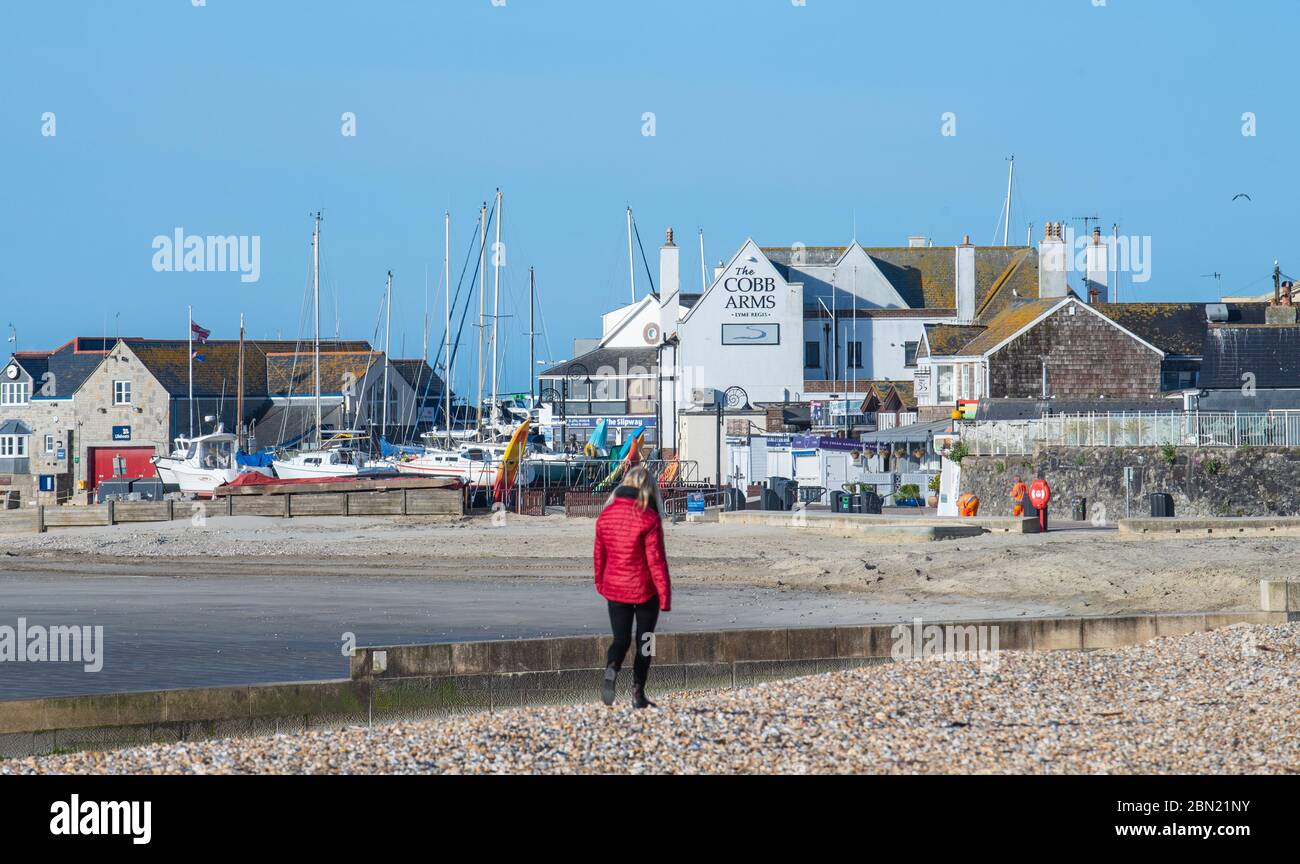 Lyme Regis, Dorset, Royaume-Uni. 12 mai 2020. Météo au Royaume-Uni: Un brillant, ensoleillé et un peu froid de commencer la journée à Lyme Regis. La plage est presque vide le jour 50 du confinement en cas de pandémie du coronavirus. Les restrictions gouvernementales doivent être assouplies à travers l'Angleterre à partir de mercredi, permettant aux gens de jouir plus de liberté pour profiter des plages et des points de beauté, car la haute pression apporte le temps ensoleillé et des conditions plus chaudes plus tard cette semaine. Crédit : Celia McMahon/Alay Live News Banque D'Images