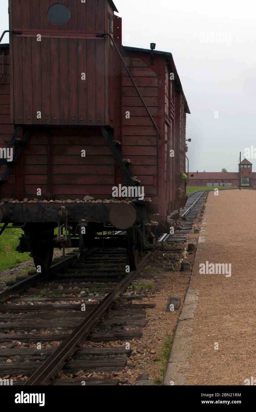 Musée Mémorial de l'Holocauste d'Auschwitz - vue sur la ligne de chemin de fer avec une voiture jusqu'au portier d'Auschwitz II-Birkenau au loin Banque D'Images