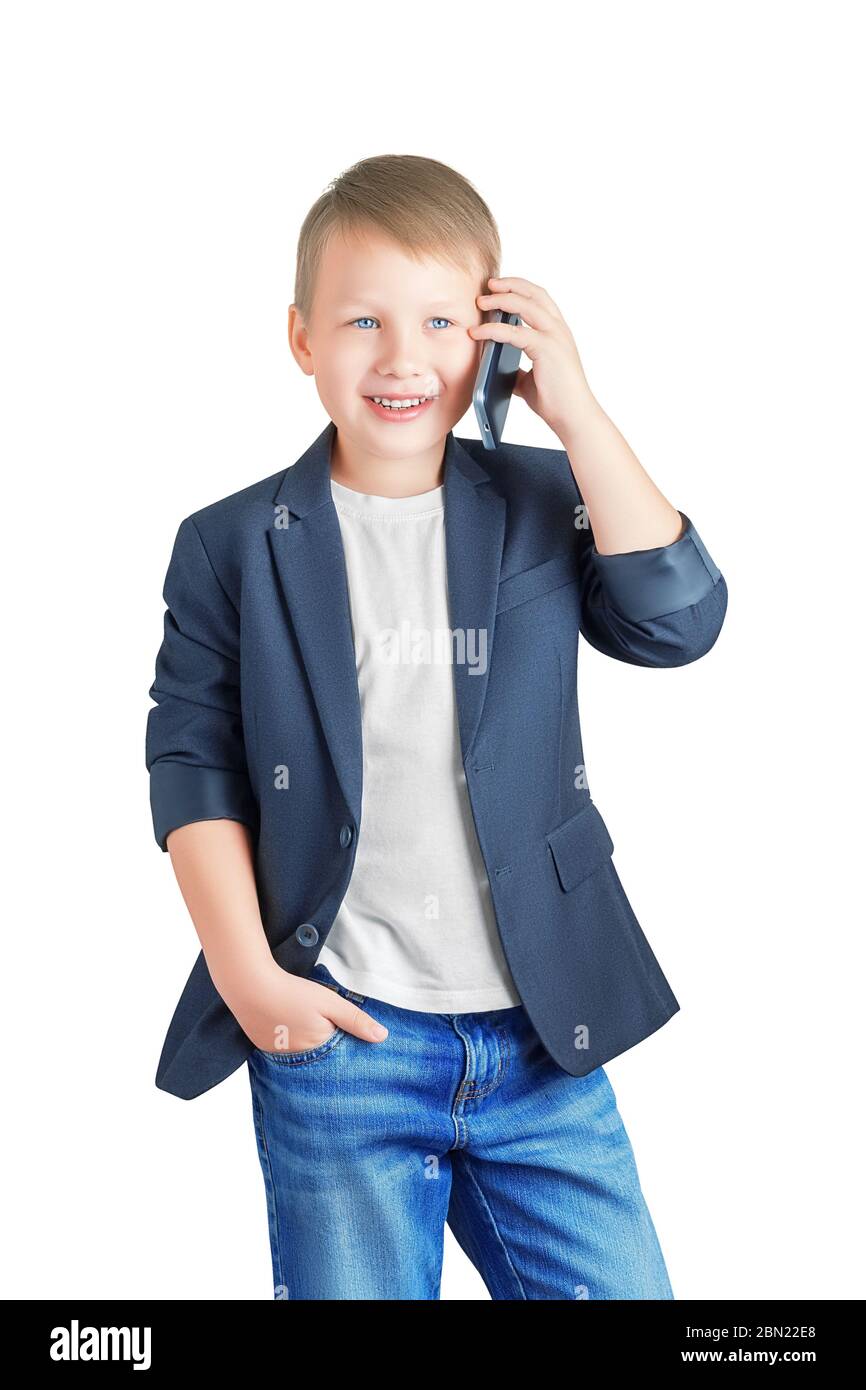 Un garçon caucasien dans un T-shirt blanc, une veste et un Jean bleu  souriant et parlant sur le téléphone isolé sur un fond blanc. Homme  d'affaires prospère, styli Photo Stock - Alamy