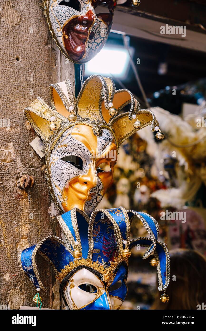 Venise, Italie - 04 octobre 2019 : les masques vénitiens sont un symbole traditionnel du carnaval vénitien annuel. Vendu dans la fenêtre d'une boutique de souvenirs Banque D'Images