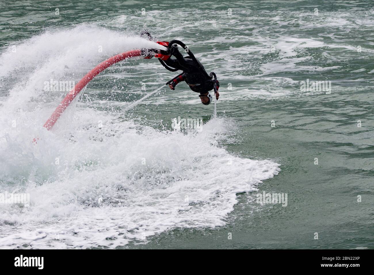 Jet ski stuntman se exécutant au front de mer d'Auckland Banque D'Images