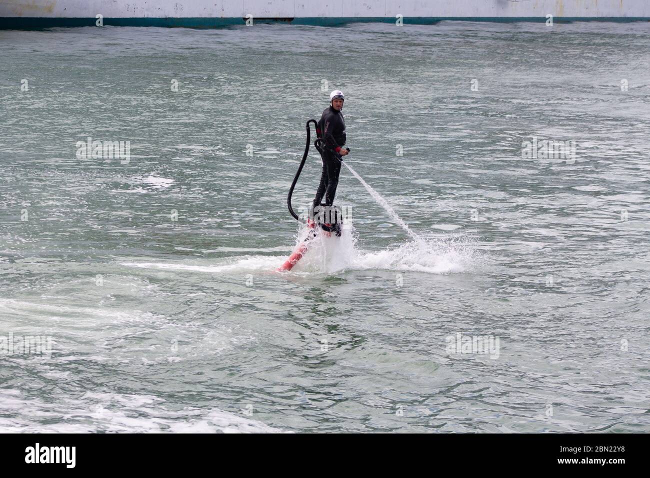 Jet ski stuntman se exécutant au front de mer d'Auckland Banque D'Images