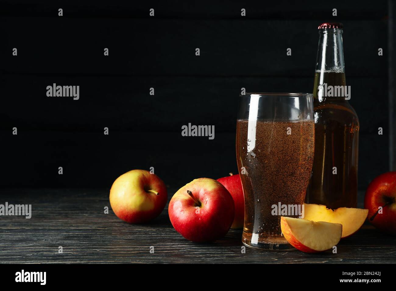 Composition avec cidre et pommes sur fond de bois Banque D'Images