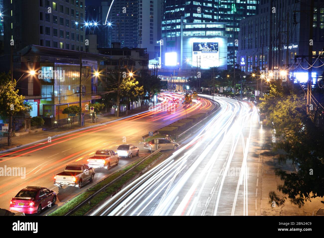 Sentiers de circulation la nuit en Thaïlande Banque D'Images