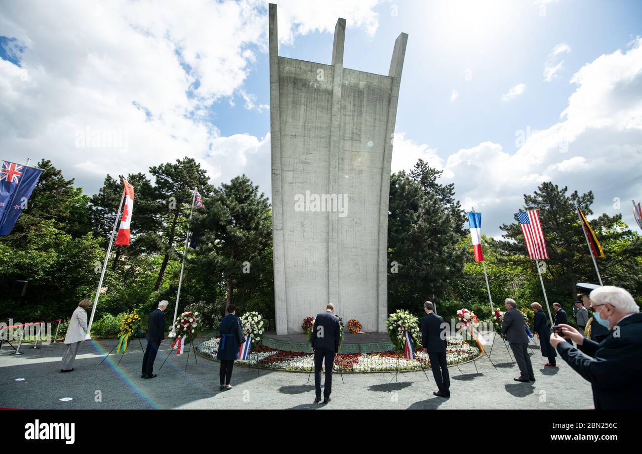 12 mai 2020, Berlin: Michael Müller (M, SPD), Maire de Berlin, dépose une couronne au Mémorial de l'Airlift devant l'ancien aéroport de Tempelhof, ainsi que des représentants des pays participant au Airlift à la commémoration du 71e anniversaire de la fin du Airlift de Berlin. En juin 1948, les puissances occidentales ont lancé le transport aérien en raison du blocus des trois secteurs occidentaux de Berlin. Dans les mois suivants, les avions américains et britanniques ont apporté des millions de tonnes de nourriture et tous les éléments essentiels de la vie à Berlin-Ouest sur plusieurs centaines de milliers de vols. C'était Banque D'Images