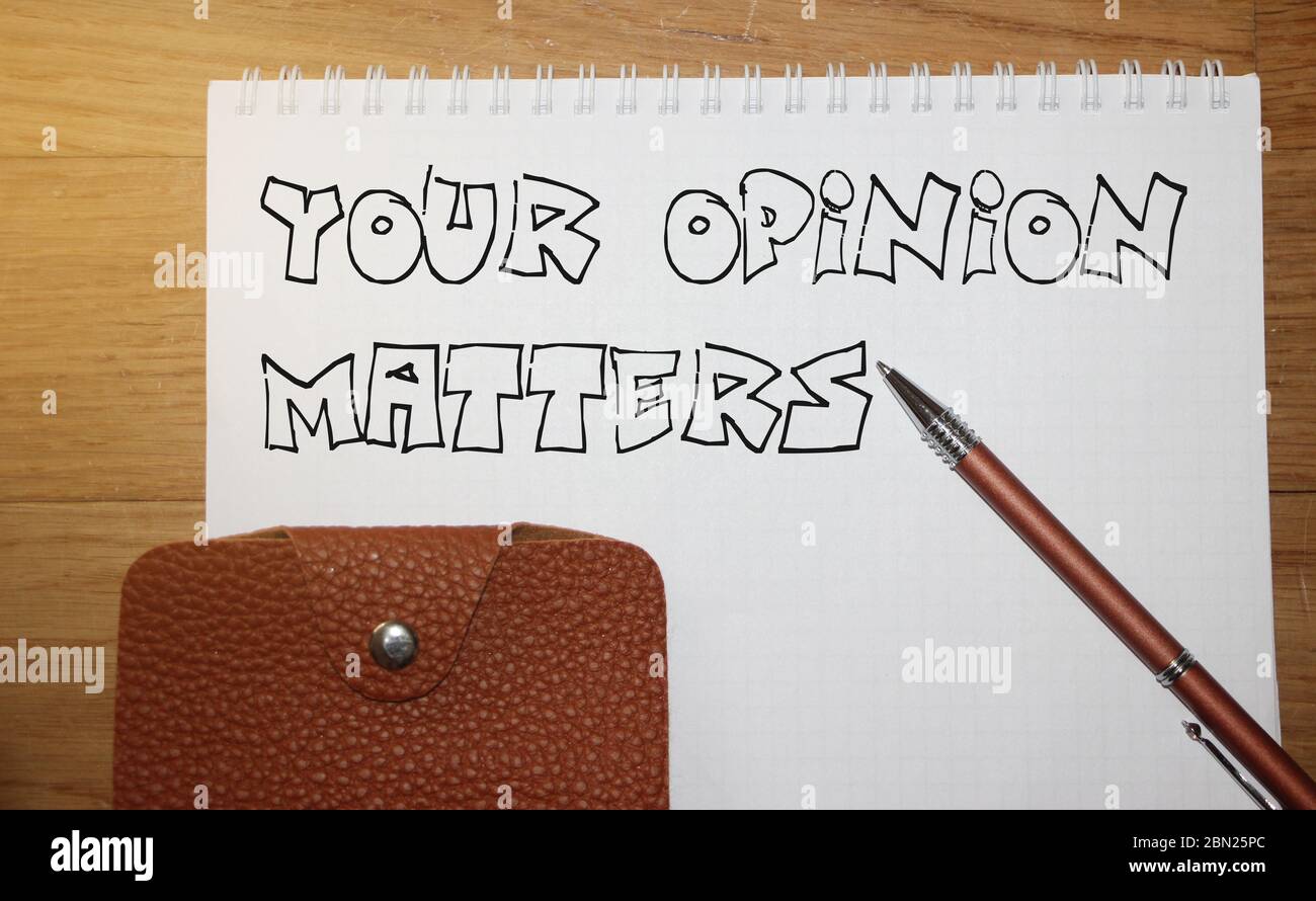 Votre opinion compte des mots sur la page de copybook, un stylo et portefeuille de cuir sur table en bois. Produits et services les clients font part de leur opinion sur le concept commercial Banque D'Images